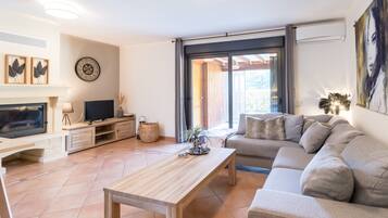 Televisio, takka, pöytätennispöytä, stereot