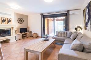 TV, fireplace, table tennis, stereo