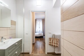 Een douche, een haardroger, handdoeken