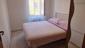2 bedrooms, bed sheets