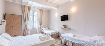 Room 'L'arco Del Pellegrino' with Wi-Fi and Air Conditioning