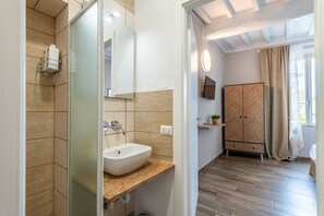 Een douche, een haardroger, handdoeken