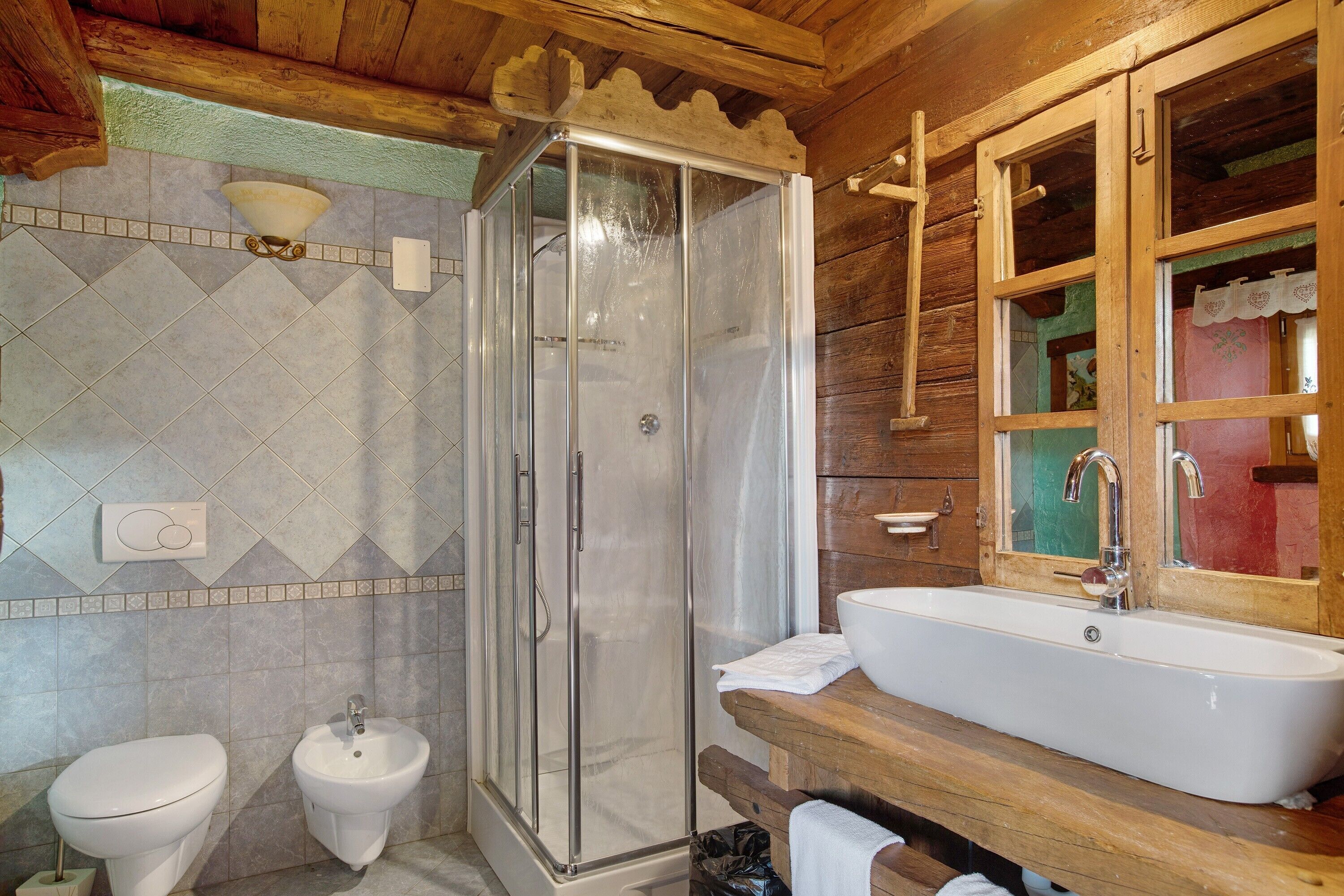 Baño con ducha, inodoro, bidé y lavamanos.