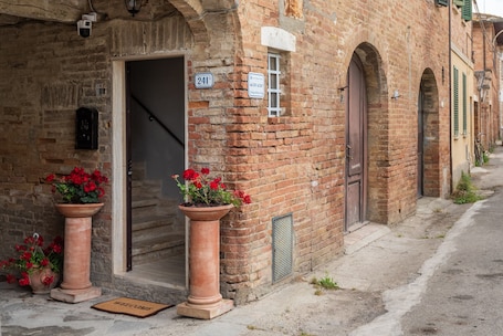 Exterior detail. Room 'L'arco Del Pellegrino' with Wi-Fi and Air Conditioning