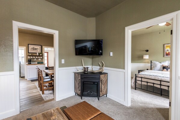 2 soverom, skrivebord, strykejern/-brett og wi-fi (inkludert)