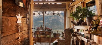 Room 'Stambecco' – Mountain Atmosphere on Two Levels with Panoramic Balcony