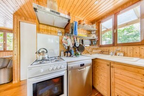 Fridge, oven, stovetop, dishwasher - Californie 48 – Relaxation in Pine Forest with Shared Pool, Terrace & Natural Setting in Montalivet (Vendays-Montalivet)