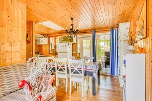 Dining - Californie 48 – Relaxation in Pine Forest with Shared Pool, Terrace & Natural Setting in Montalivet (Vendays-Montalivet)