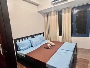 Room | Desk, free WiFi - Cheap Accommodation - Air Residences (Makati)