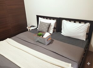 Desk, free WiFi - Cheap Accommodation - Air Residences (Makati)