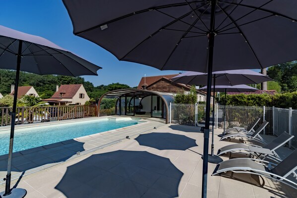 Indoor pool, a heated pool - Holiday Home 'Rose' with Shared Pool, Wi-Fi and Air Conditioning (Castelnaud-la-Chapelle)
