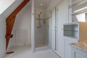 Shower, hair dryer, towels - Holiday Home 'Rose' with Shared Pool, Wi-Fi and Air Conditioning (Castelnaud-la-Chapelle)