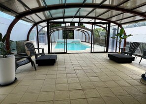 Indoor pool, a heated pool - Holiday Home 'Maison Iris' with Shared Pool, Wi-Fi and Air Conditioning (Castelnaud-la-Chapelle)