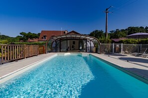 Indoor pool, a heated pool - Holiday Home 'Maison Iris' with Shared Pool, Wi-Fi and Air Conditioning (Castelnaud-la-Chapelle)
