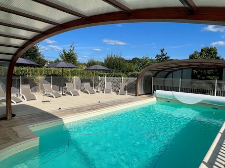 Indoor pool, a heated pool. Holiday Home 'Maison Iris' with Shared Pool, Wi-Fi and Air Conditioning