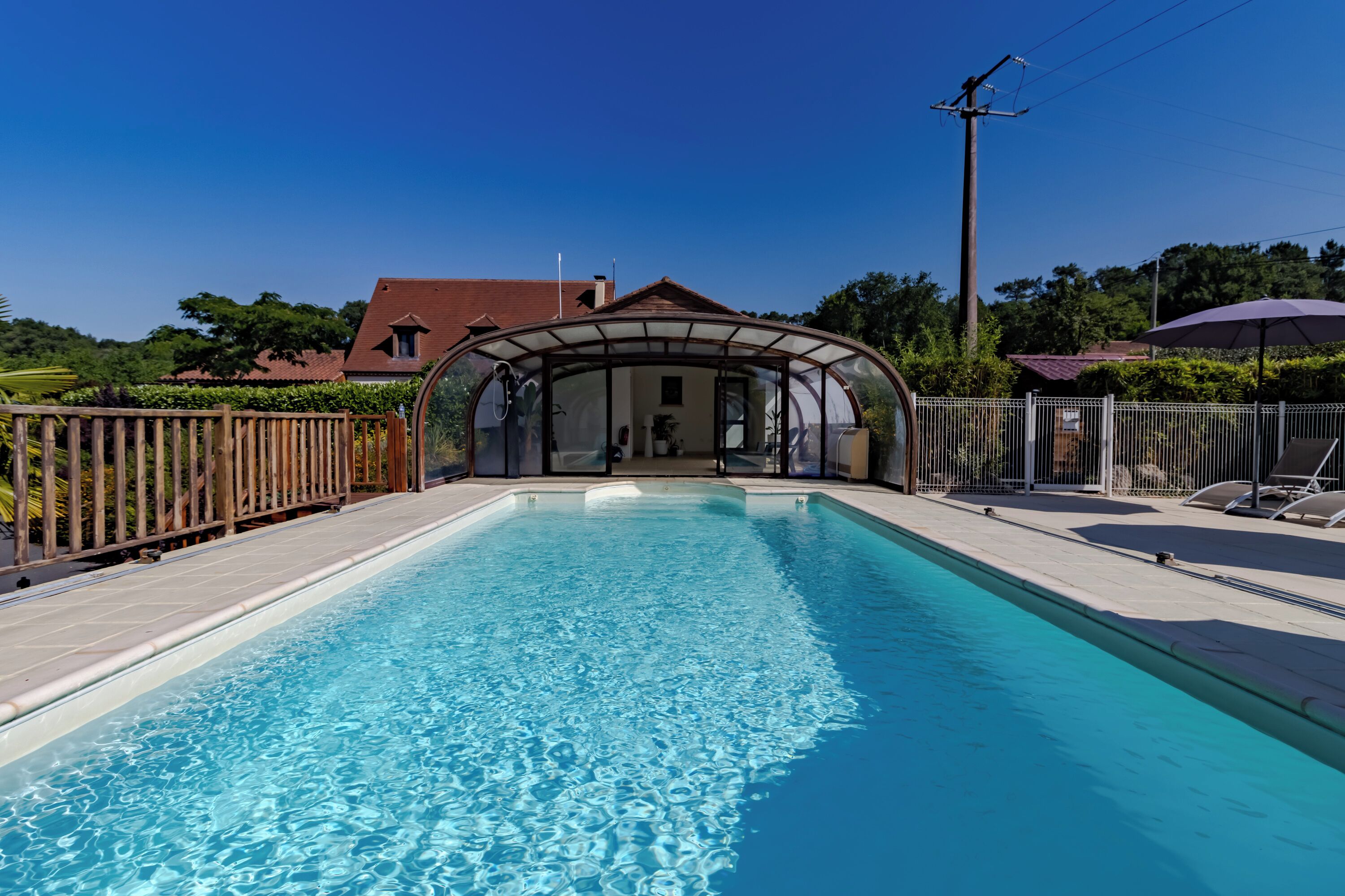 Een binnenzwembad en een verwarmd zwembad