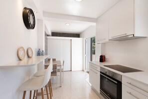 Fridge, microwave, dishwasher, coffee/tea maker