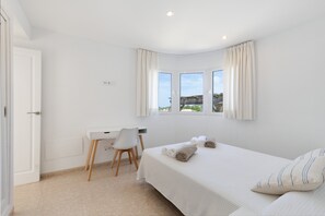 4 bedrooms, free WiFi, bed sheets