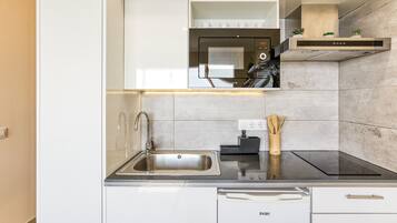 Een koelkast, een magnetron, een kookplaat