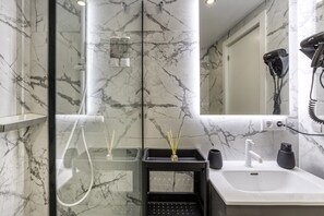 Een douche, een haardroger, handdoeken