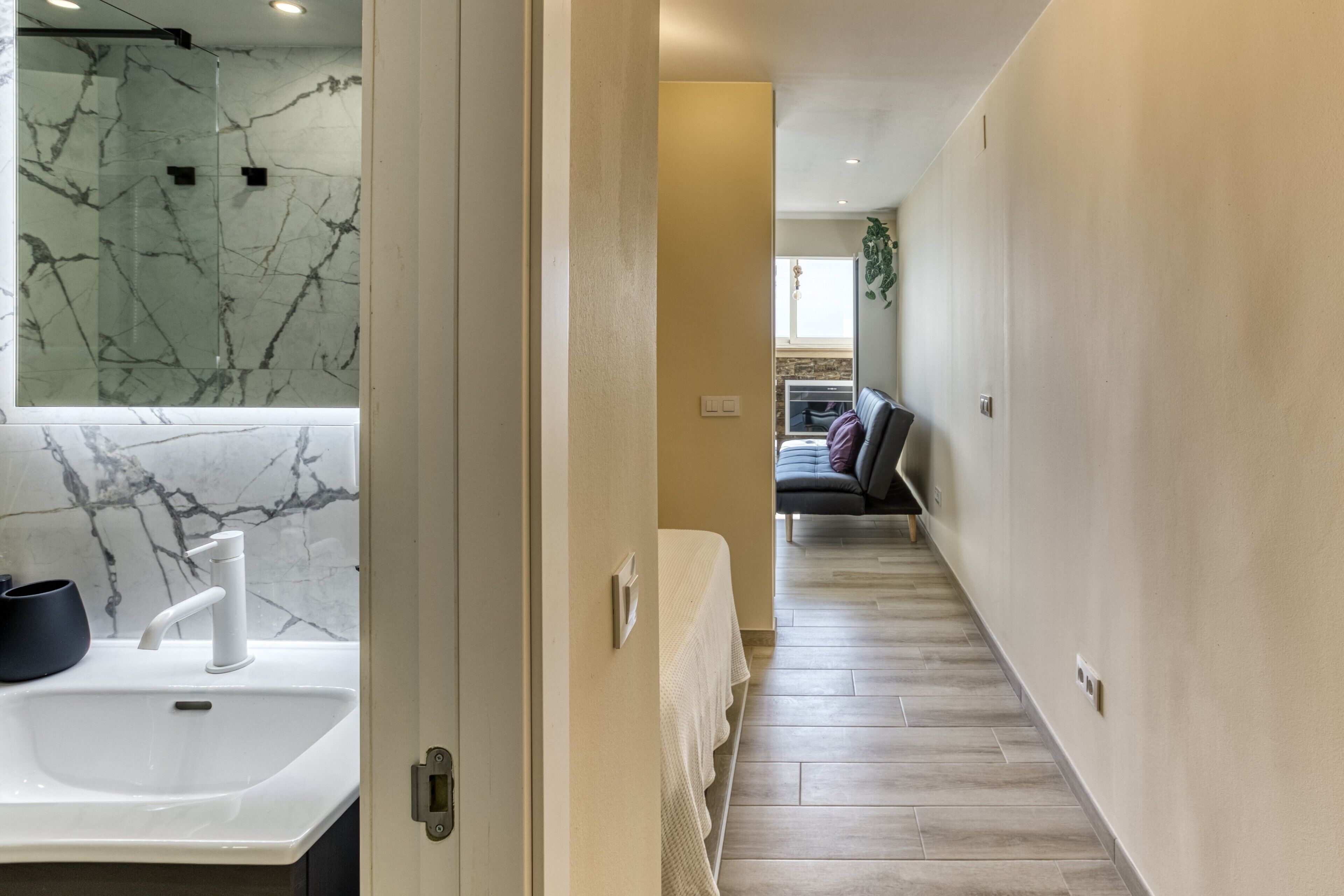 1 室のベッドルーム、アイロン / アイロン台、WiFi (無料)、ベッドシーツ