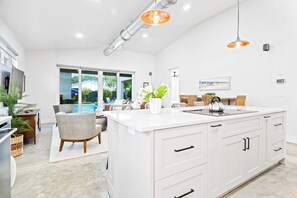 Jääkaappi, mikroaaltouuni, uuni, liesi