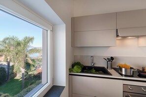Geladeira, micro-ondas, cooktop, lava-louças