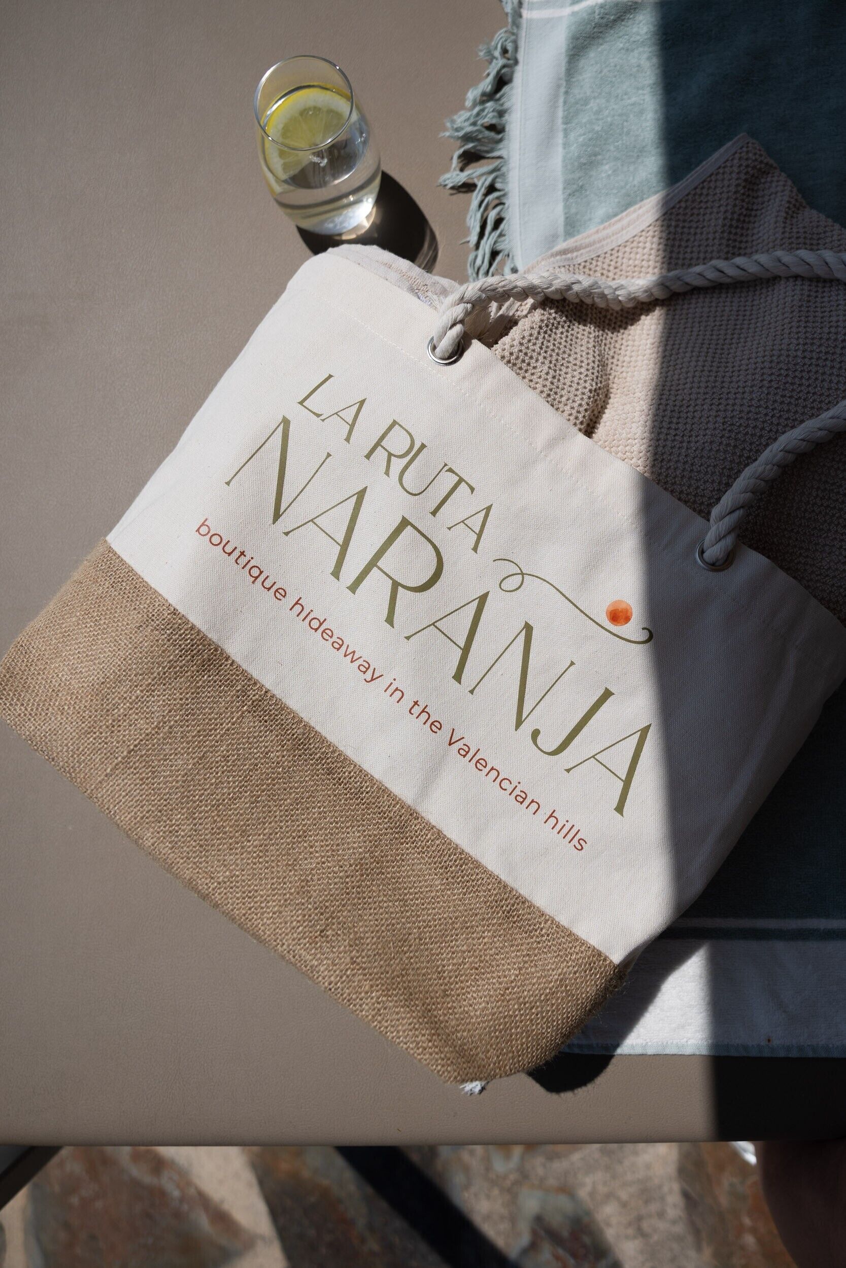 Een witte tas met de tekst 'La Ruta Naranja Boutique hideaway in the Valencian hills'.