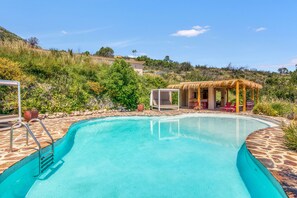 A swimming pool with a sun lounger and a gazebo. - Room 'Menta' with Mountain View, Wi-Fi and Air Conditioning (L'Atzúbia)