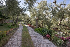 Property grounds - Apartment 'El Casal' with Lake View, Shared Pool and Wi-Fi (Torri del Benaco)