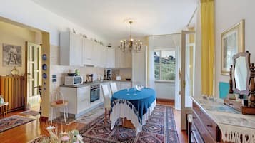 Frigorifero, microonde, forno, piano cottura