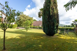 Terrace/patio - Apartment 'Aramits Pyrénées Béarnaises' with Private Terrace, Shared Garden and Wi-Fi (Aramits)