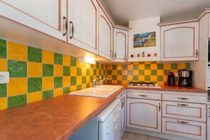 Fridge, microwave, oven, stovetop - Apartment 'Aramits Pyrénées Béarnaises' with Private Terrace, Shared Garden and Wi-Fi (Aramits)