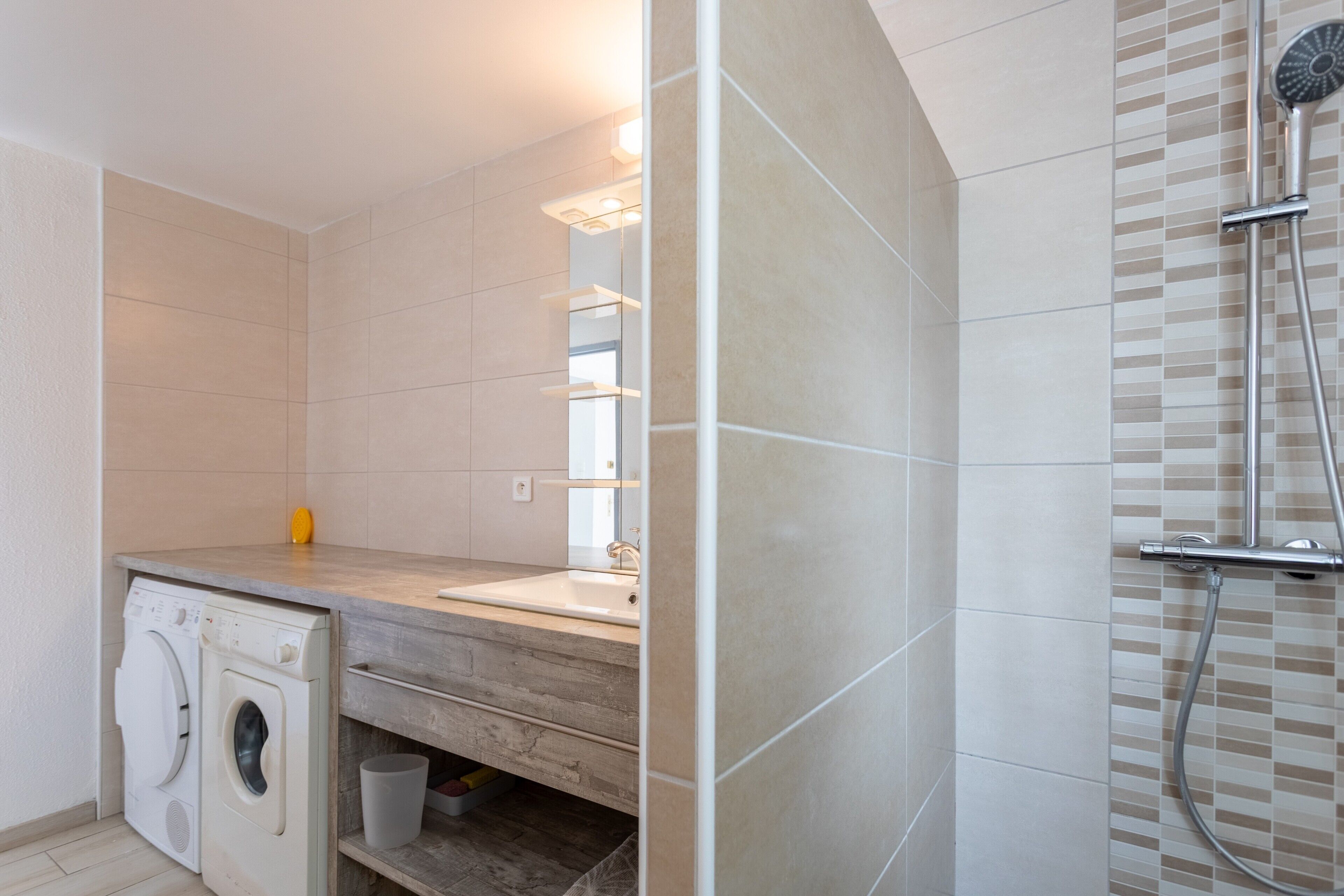 Shower, hair dryer, towels