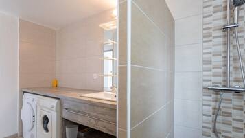 Shower, hair dryer, towels