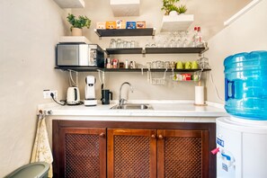 Réfrigérateur, micro-ondes, cafetière/bouilloire, bouilloire électrique