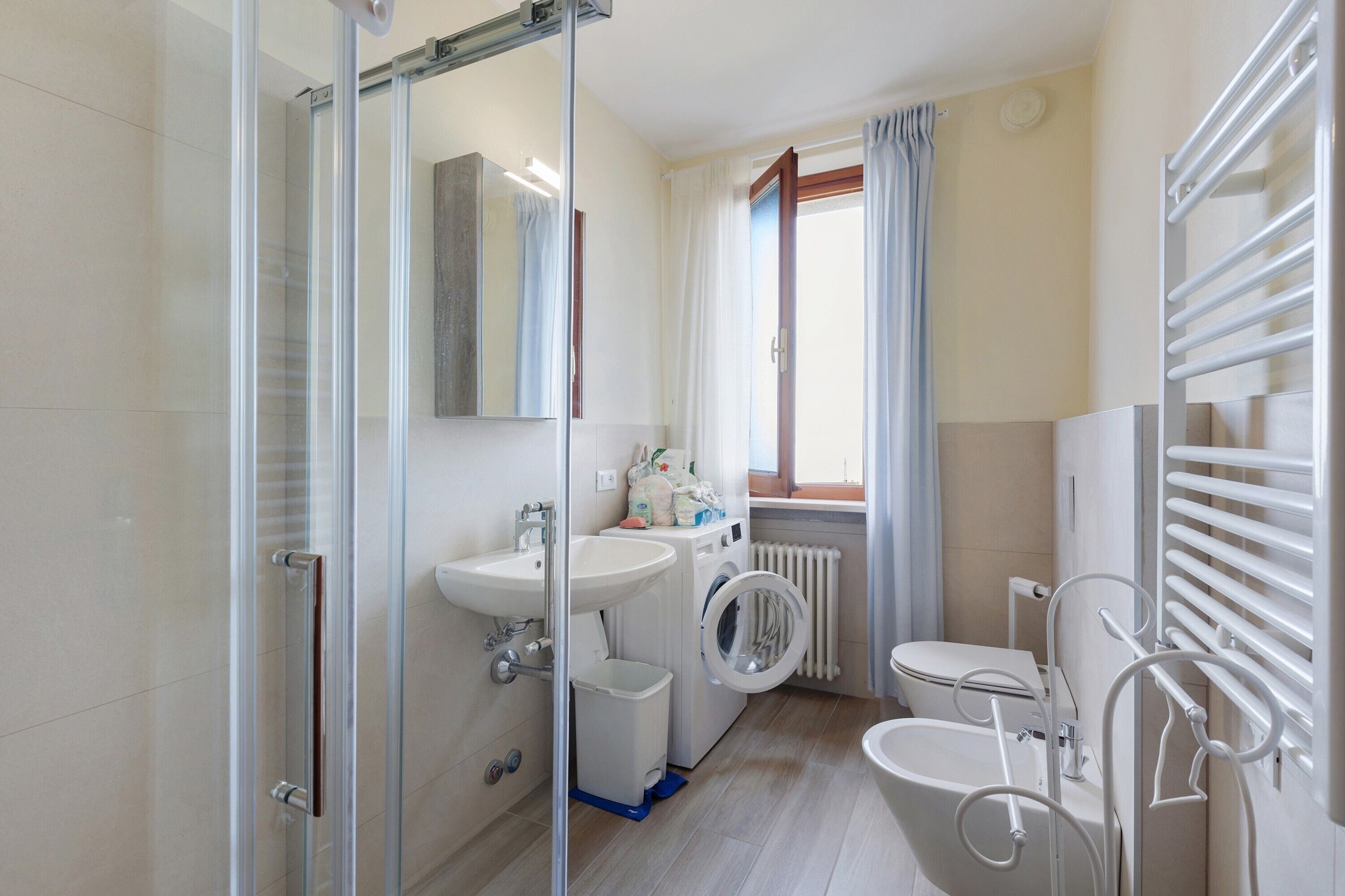 Douche, sèche-cheveux, serviettes fournies