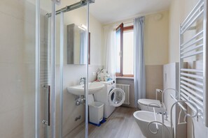 Douche, sèche-cheveux, serviettes fournies