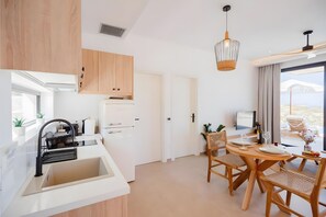 Kühlschrank, Ofen, Herdplatte, Wasserkocher mit Kaffee-/Teezubehör