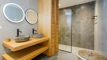 Shower, hair dryer, towels