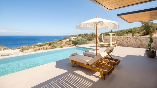 Zona piscina con lettini e una pergola con ombrellone bianco.