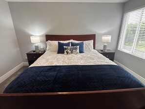 3 habitaciones, escritorio y tabla de planchar con plancha 