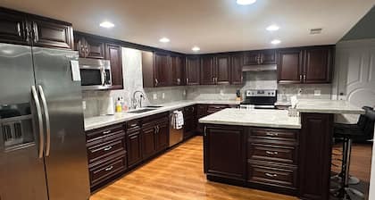 3BR Farmhouse near Gilbert Temple with access to indoor Racquetball Court