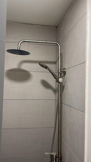 Shower, towels, soap, toilet paper - hostal low cost (Santiago)
