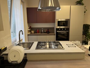 Geladeira, micro-ondas, fogão, cooktop