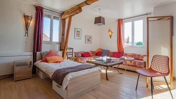 2 bedrooms, travel crib, free WiFi