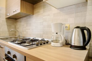 Fridge, microwave, oven, stovetop - Apartment 'Alexandra' with Mountain View, Wi-Fi and Air Conditioning (Megolo di Mezzo)