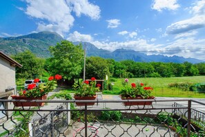 Property grounds - Apartment 'Alexandra' with Mountain View, Wi-Fi and Air Conditioning (Megolo di Mezzo)