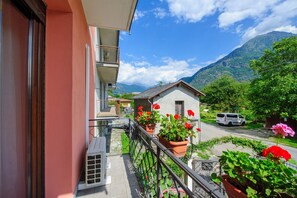 Property grounds - Apartment 'Alexandra' with Mountain View, Wi-Fi and Air Conditioning (Megolo di Mezzo)