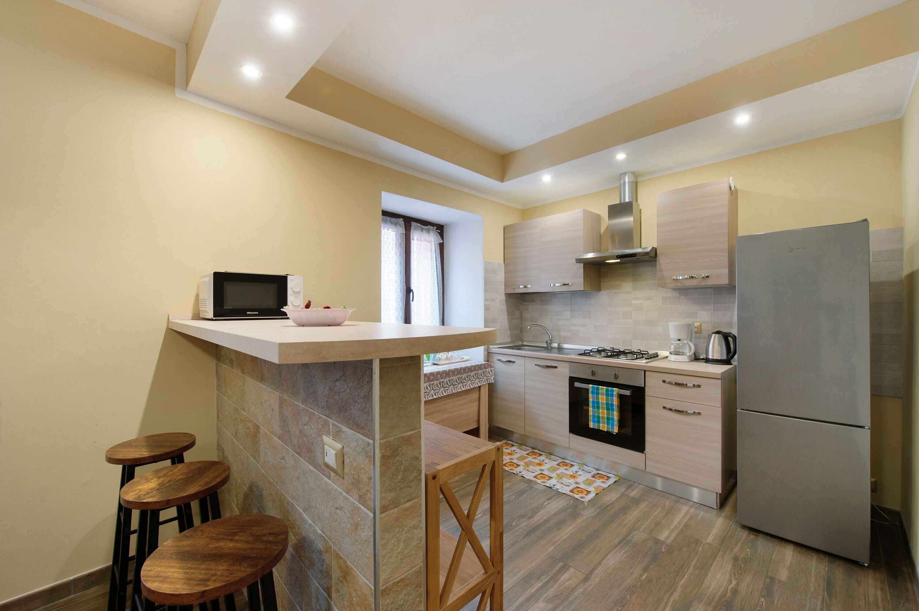 Geladeira, micro-ondas, fogão, cooktop